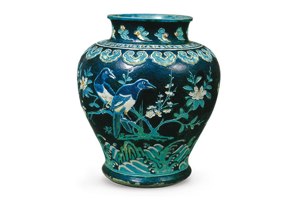 明代．法花花鳥紋罐+以瓷土堆塑圖案，雕出細(xì)部紋樣，高溫素?zé)ㄐ秃螅偈└鞣N鉛釉彩，低溫?zé)伞＃▓D三）+圖片來源：《世界陶瓷全集14明》，頁(yè)134，圖135。
