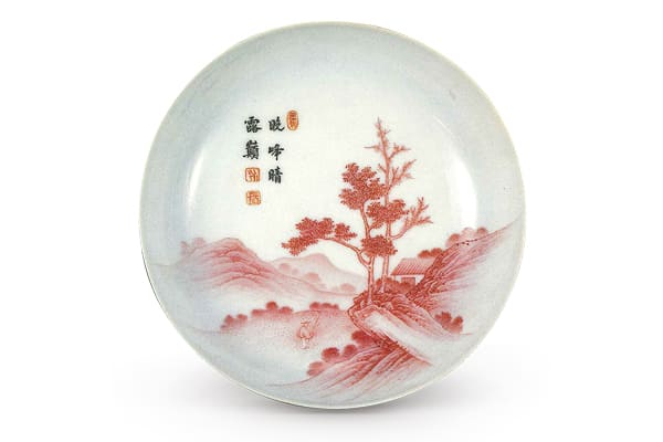 清乾隆．紅料山水碟+紅色琺瑯彩繪畫山水風景，留白處題詩加印，器底書寫「乾隆年制」四字料款。（圖五）+圖片來源：《故宮清瓷圖錄+乾隆窯+嘉慶窯+道光窯》，圖69。