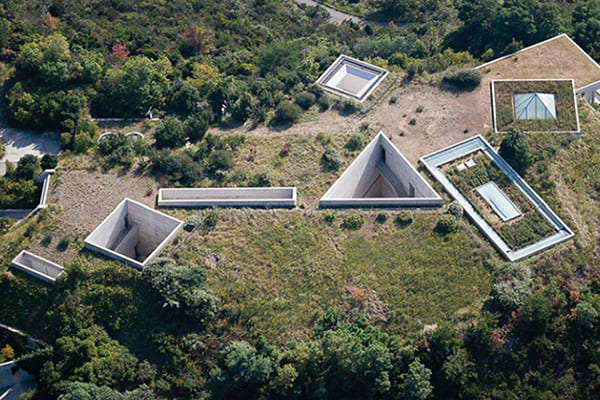 圖四：直島地中美術館的清水混凝土墻面，通過天窗設置引入自然光之俯瞰圖（圖源安藤忠雄建筑研究所官網）