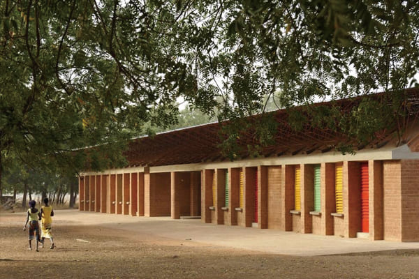 圖五：甘多小學運用黏土磚制作，具有通風、隔熱效果。（圖源Kéré建筑工作室官網）