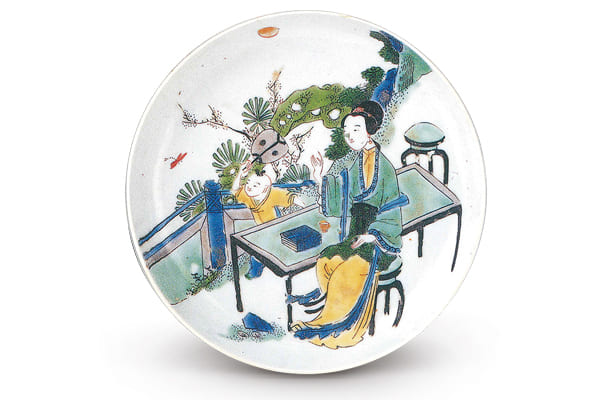 清康熙．五彩仕女童子紋盤+此器以藍、綠、黑、黃、紅等釉上彩繪畫紋飾，色調(diào)清晰高雅，富有悠然的生活氣息。（圖五）+圖片來源：《五彩?斗彩+38故宮博物院文物珍品全集》，頁111，圖101。