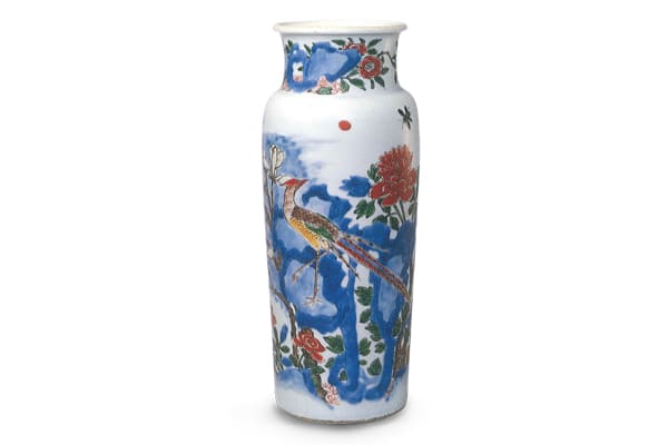 清順治．五彩花鳥紋筒式瓶+此器先繪青花，再施紅、綠、黃、紫、褐等釉上彩，青花以深淺變化產(chǎn)生立體感，為其特色。（圖四）+圖片來源：《五彩?斗彩+38故宮博物院文物珍品全集》，頁67，圖62。