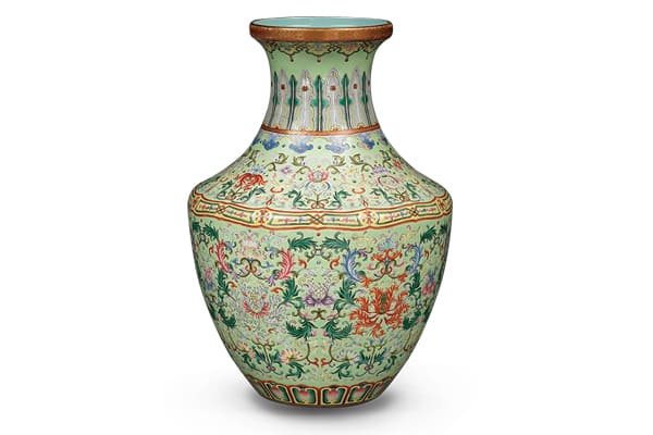 清嘉慶．粉彩綠地番蓮紋瓶+此器布滿番蓮、蕉葉、如意云頭及蓮瓣框等紋樣，是乾隆晚期至嘉慶時期所盛行的綠地粉彩。（圖五）+圖片來源：私人收藏