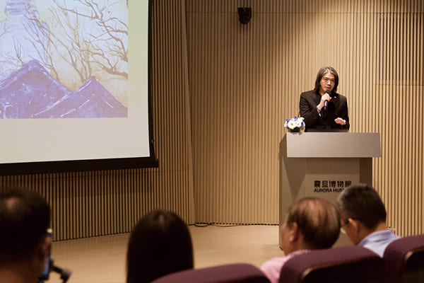 圖一：震旦博物館執行長兼策展人黃圣智在開幕式上致詞