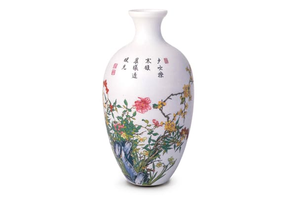 清乾隆．琺瑯彩花卉紋瓶+此器延續(xù)雍正時期的作法，以山石花卉圖搭配詩文與方印，呈現(xiàn)中國文人畫的風格。（圖二）+圖片來源：《琺瑯彩?粉彩39故宮博物院文物珍品全集》，頁26，圖22。