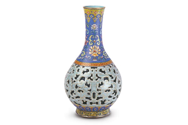 清乾隆．粉彩青釉鏤空描金套瓶+此器以色澤柔和的粉彩搭配金彩及高溫青釉為飾，凸顯鏤空套瓶的精妙設計。（圖四）+圖片來源：《琺瑯彩?粉彩39故宮博物院文物珍品全集》，頁181，圖161。