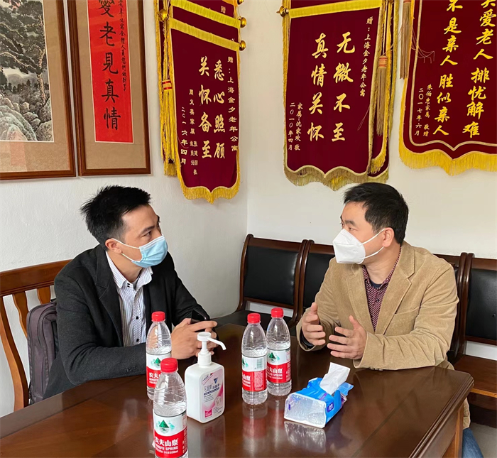 徐益群院長（右）和同仁顏小軍（左）親切交談。
