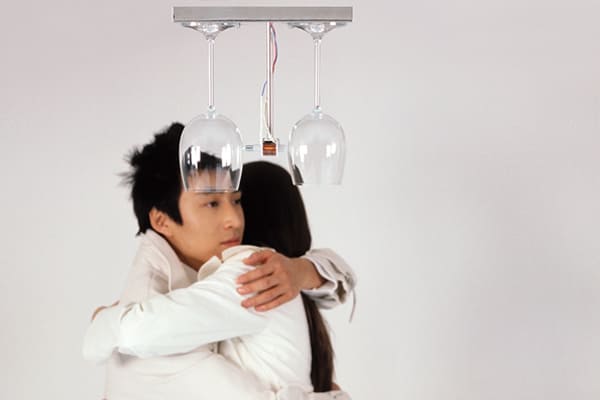 「酒杯門鈴」同樣也蘊(yùn)含對時代與環(huán)境的反思。+