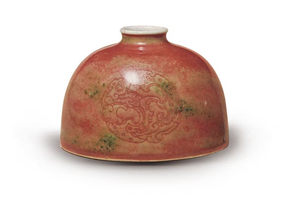 清康熙．桃花紅團龍紋太白尊+此器的紅釉濃淡不均，其中雜以綠色或黃綠色的斑塊，故有「豇豆紅」之名。（圖二）+圖片來源：《世界陶瓷全集15清》，頁33，圖26。
