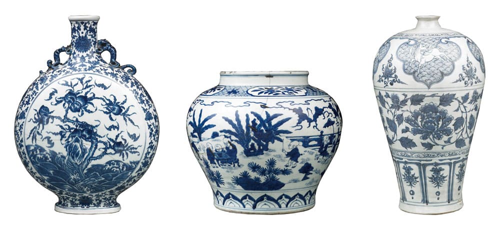 由左至右：清乾隆+青花福壽海濤纏枝花卉紋扁壺+、明嘉靖+青花嬰戲圖大罐+、元代+青花海馬牡丹紋梅瓶