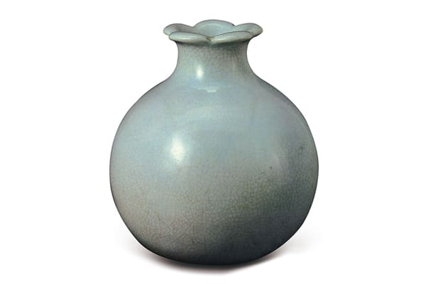 清雍正．仿汝窯石榴尊+釉色天青，釉厚乳濁，有細開片紋，器底書寫青花年款，是雍正官窯模仿宋代汝窯的器物。（圖四）+圖片來源：《故宮清瓷圖錄+康熙窯+雍正窯》，圖126。