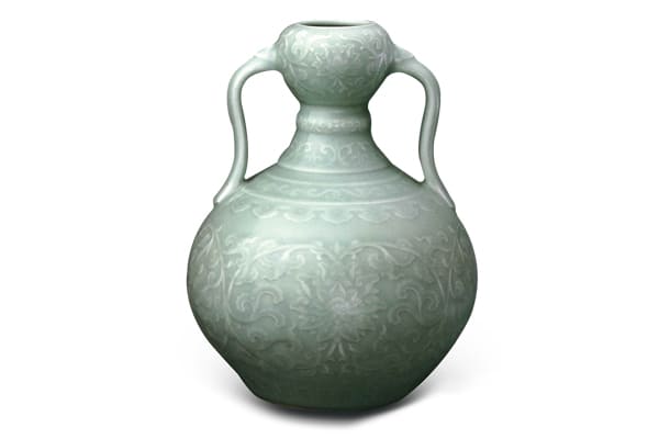 清雍正．粉青釉凸花如意耳蒜頭瓶+表面淺浮雕紋樣，施青釉后送燒，流釉造成深淺變化，色調淺淡，是突顯紋飾的立體效果。（圖二）+圖片來源：《顏色釉37故宮博物院藏文物珍品全集》，+頁143，圖130。