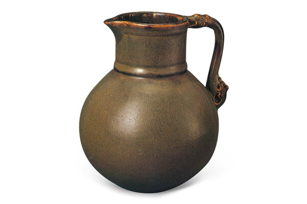 清雍正．茶葉末釉執壺+造形模仿明永宣時期的青花單把壺，表面施茶葉末+釉，釉色黃綠相雜，釉面勻凈光潤。（圖五）+圖片來源：《故宮清瓷圖錄+康熙窯+雍正窯》，圖151。