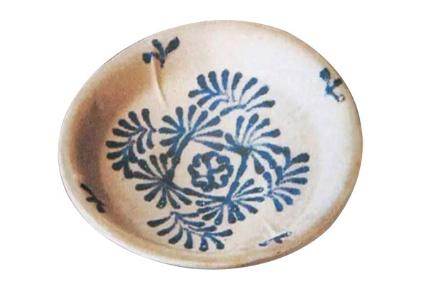 唐代．藍(lán)彩花卉紋盤+此器打撈自唐代沉船「黑石號(hào)」，+形紋釉彩與中國(guó)本地出土的藍(lán)彩器雷同，+是唐代外銷藍(lán)彩瓷的例證。（圖四）+圖片來源：百度