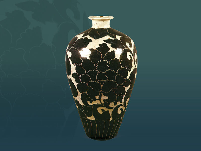 北宋～金．白釉黑花牡丹紋瓶+此器為五島美術館藏品，造形、紋飾及制作工法都屬于中國磁州窯的典型風格。（圖一）+圖片來源：《世界陶磁全集12宋》，頁125，圖119。