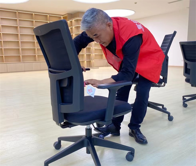 震旦家具賈興茂經理調試椅子。