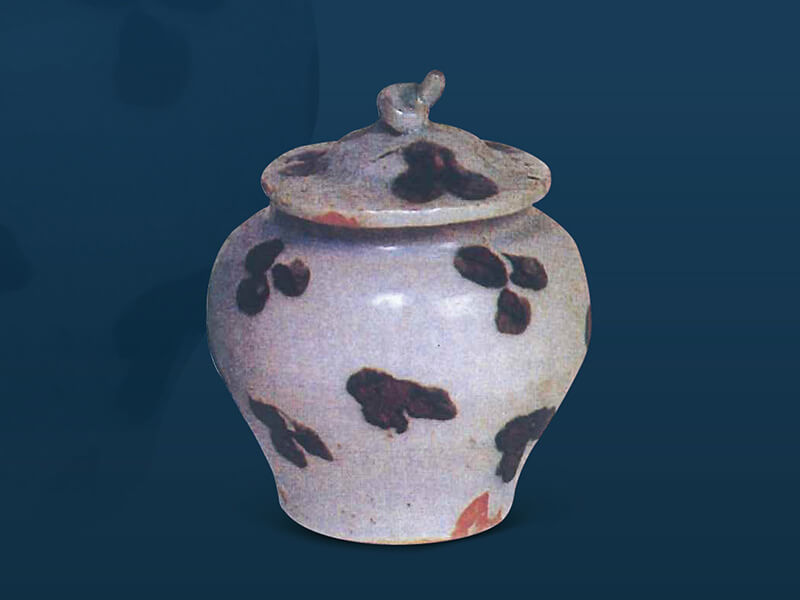 元代．青白瓷黑褐斑點小蓋罐+此器表面施青白色釉，局部裝飾黑褐色的斑點，是由景德鎮燒造，外銷東南亞的產品。（圖一）+圖片來源：《元代瓷器》，圖434。