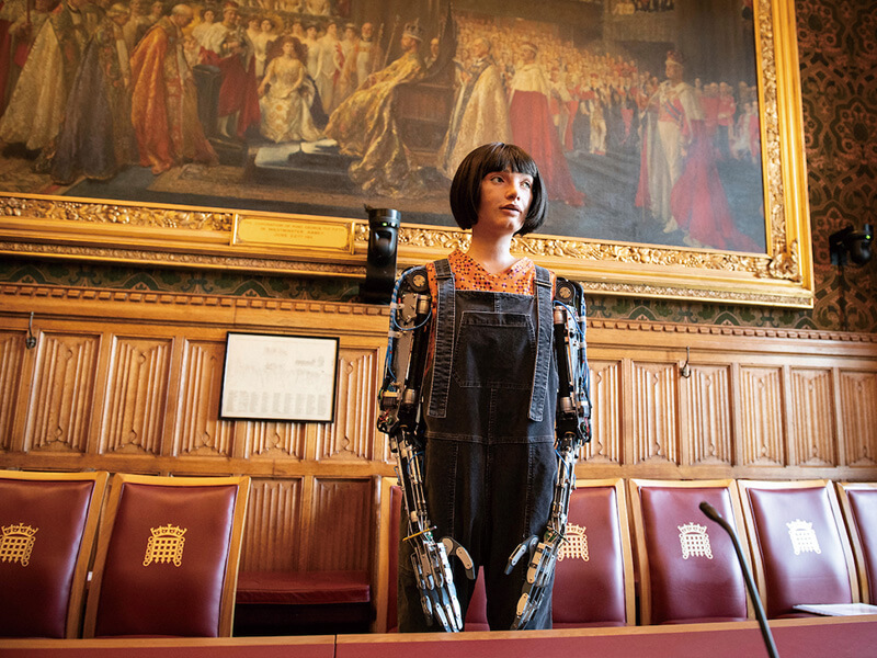 「艾達(dá)」于英國首相官邸、英國上議院、聯(lián)合國等地亮相，展現(xiàn)演說以及與真人互動(dòng)的能力。