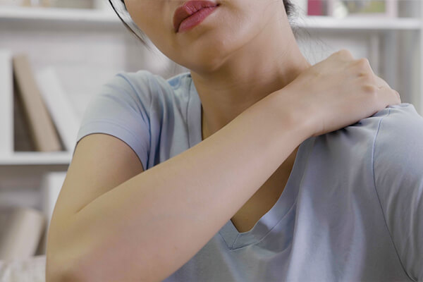 不少心肌梗塞病人在急性發(fā)作前，曾有過左手臂或左肩酸麻感，或因反射神經(jīng)傳導(dǎo)現(xiàn)象曾有下額酸麻等先兆，也是常見的+「求救訊號」，一定要特別注意。