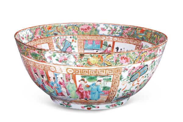 清乾隆．景德鎮(zhèn)窯廣彩人物圖大碗+廣彩器使用景德鎮(zhèn)窯的白瓷胎彩繪而成，色澤華麗，全器滿工，是外銷瓷中的特殊品類。（圖二）+圖片來源：《明清貿易瓷+故宮博物院上海博物館藏》，頁296，圖129。