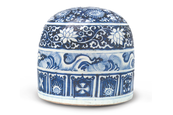 元．青花纏枝蓮花雜寶紋蒙古包 此器由元代景德鎮(zhèn)窯廠制作，造型模仿游牧民族之蒙古包，屬于草原文化的表現(xiàn)。（圖三） 圖片來源：《幽藍(lán)神彩》，圖218。