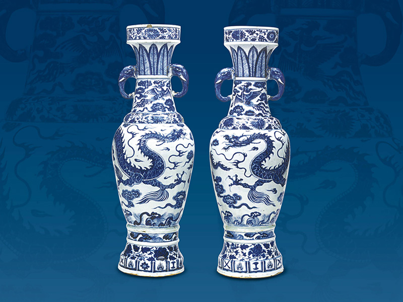 元．青花云龍紋象耳瓶一對 此對青花云龍紋象耳瓶有“至正十一年”之銘文，因此成為元代青花瓷的標(biāo)準(zhǔn)器物。（圖一） 圖片來源：《中國陶瓷精選》，圖24。
