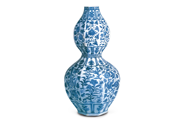 元．青花八棱葫蘆瓶 八棱瓶身來自于伊斯蘭地區(qū)，紋飾結(jié)合中原與藏傳佛教之紋樣，呈現(xiàn)多元化的風(fēng)格。（圖五） 圖片來源：《土耳其托普卡比宮的中國瑰寶》，頁152。