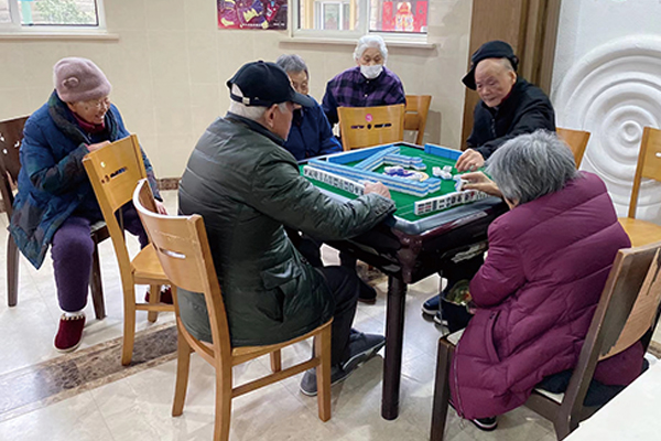 院內(nèi)老人們頤享休閑時(shí)光。