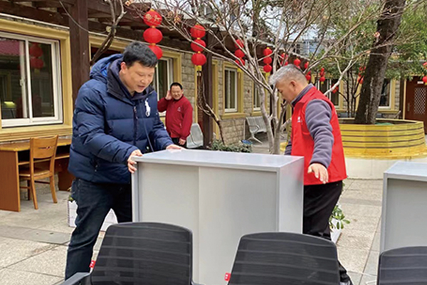 震旦同仁和院方工作人員齊心協(xié)力搬運(yùn)物資。