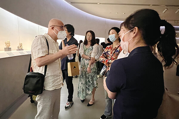 中央美術(shù)學(xué)院雕塑系特聘教授王曜以中國繪畫、書法、器物及建筑，帶領(lǐng)觀眾體會(huì)傳統(tǒng)造像的神韻與高度。