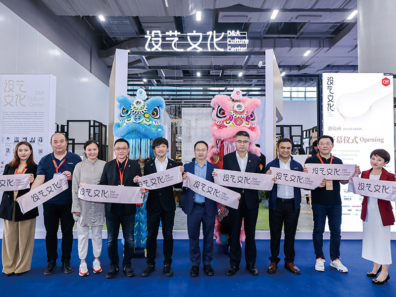 震旦家具以“喜閱未來”為主題亮相廣州家博會，震旦家具創新中心高曰菖總經理（左四）參與剪彩