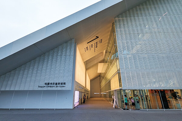 「藝術山丘」大斜面屋頂，讓訪客能沿著Z字型步道抵達室外景觀露臺。