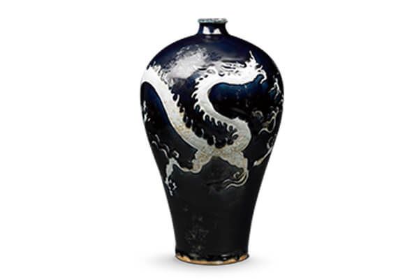 元代．藍地刻花白云龍紋梅瓶+龍紋采淺刻法制作，表面施透明釉，其余器面用鈷與釉調成的藍釉，燒成藍地白花之裝飾。（圖三）+圖片來源：震旦博物館藏