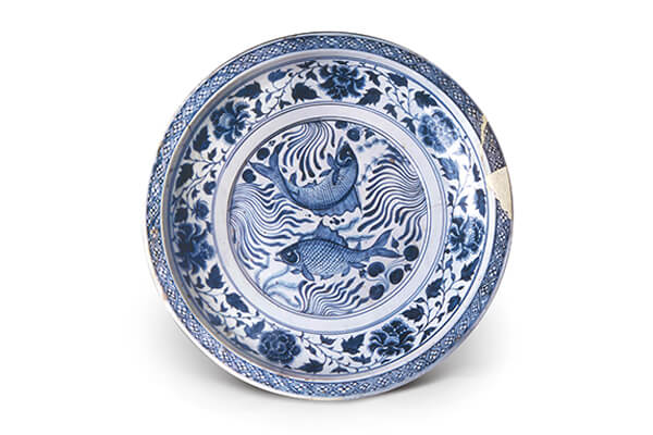 盤面紋飾采同心圓式布局，粗筆和細筆交互使用，魚紋形象寫實，水草隨波擺蕩，富有動感。（圖五）+圖片來源：《元青花》，頁136。