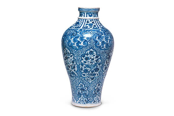 元代．青花開光花鳥水禽紋六棱形瓶，此器的紋飾配合六邊形的瓶身而設計，紋飾滿密，層次豐富，符合伊斯蘭地區的審美風尚。（圖二）+圖片來源：《幽藍神彩》，頁77，圖9。